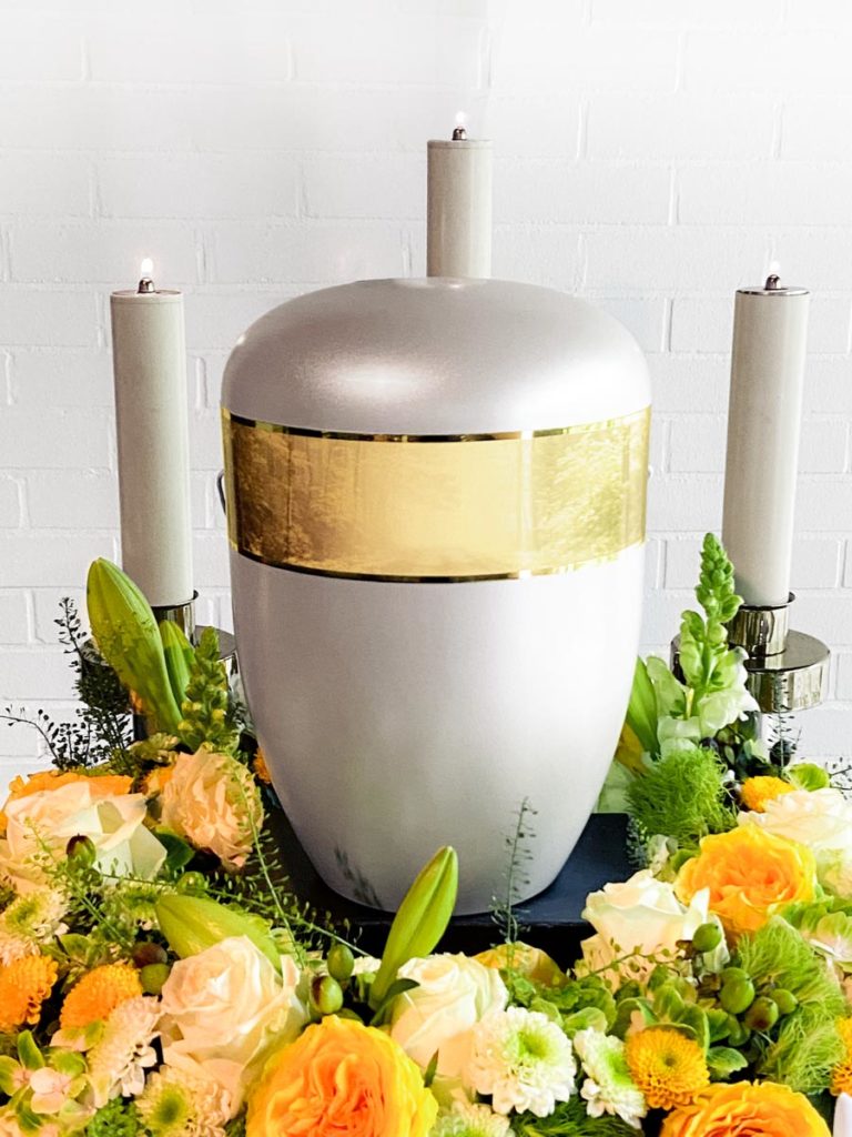 Bestattungen_Wagenknecht-Urne mit Blumenkranz