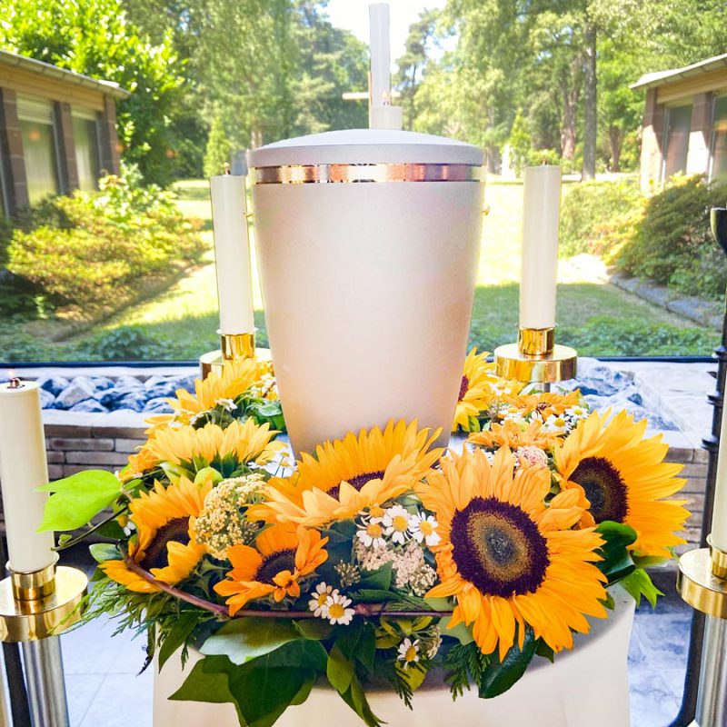 Bestattungen_Wagenknecht-Urne mit Blumenkranz